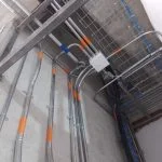 Instalación eléctrica - electricista trabajando
